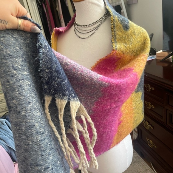 Chloe & Lex Accessories - Chloe & Lex oversized scarf/mini throw